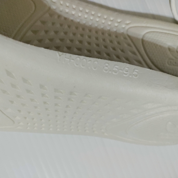 adidas Yeezy Boost 350 V2 Cream White Triple White - Picture 16 of 17
